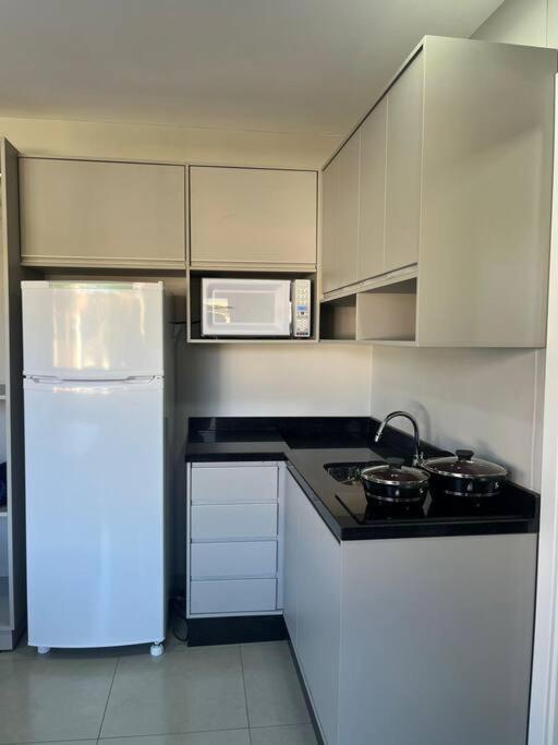 Lou - Kitnet 8 Apartamento *