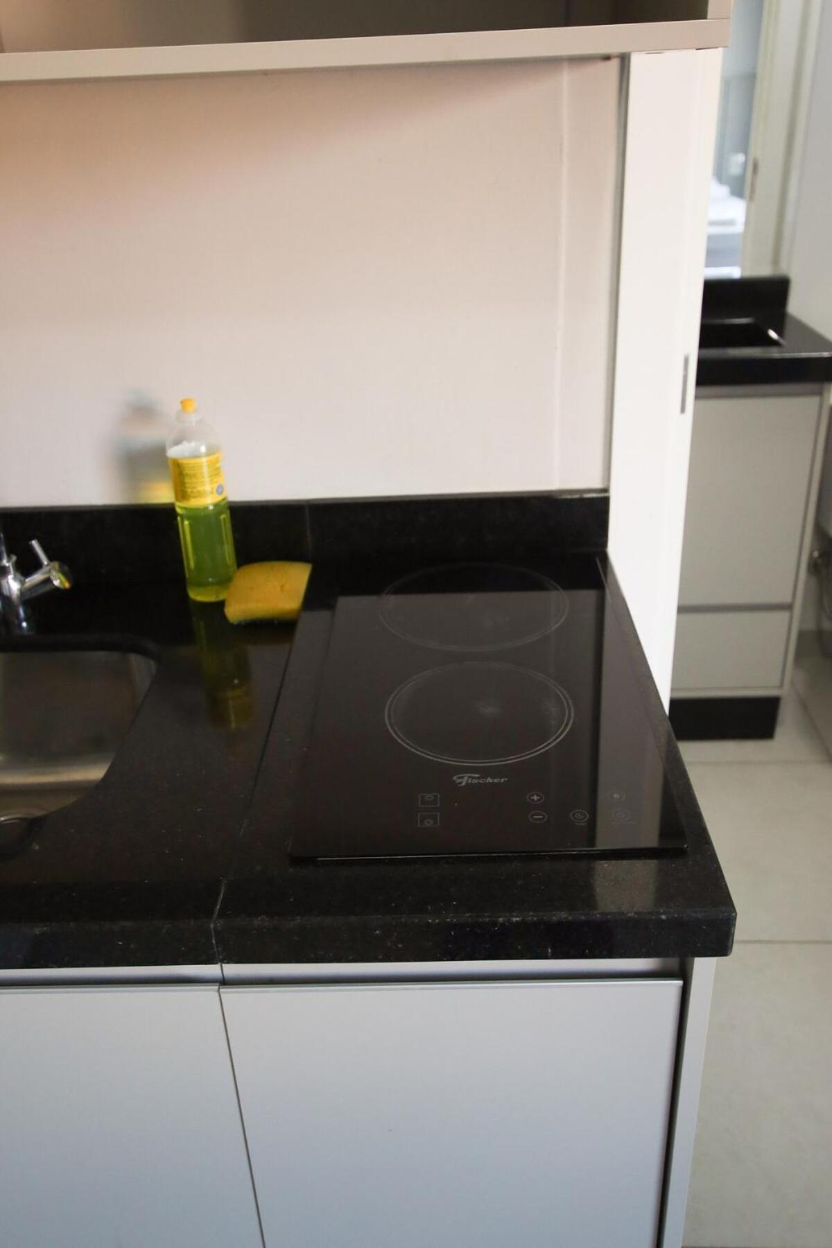 Lou - Kitnet 8 Apartamento *